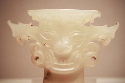 4000年前石家河玉器头像“神秘微笑